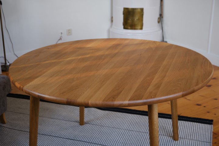 matbord av oljad ek med runda och mjuka former